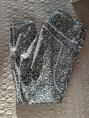 Athleta Ultimate Stash Textured 7/8 Leggings- Tailwind Black White pattern